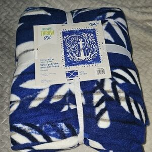Blue and White No Sew Throw Kit